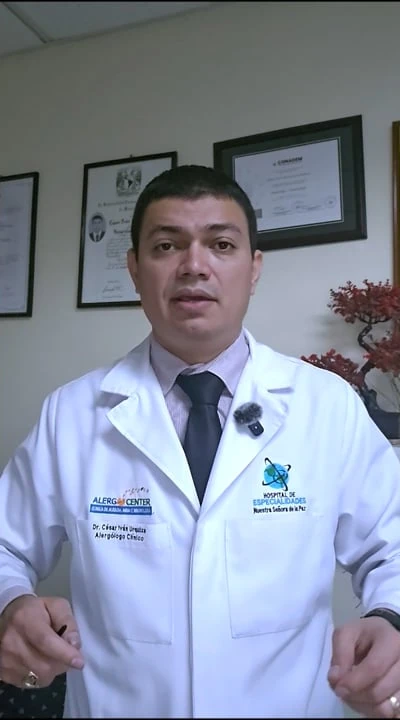 Dr. César Urquiza en su consultorio, imagen de su video de presentación