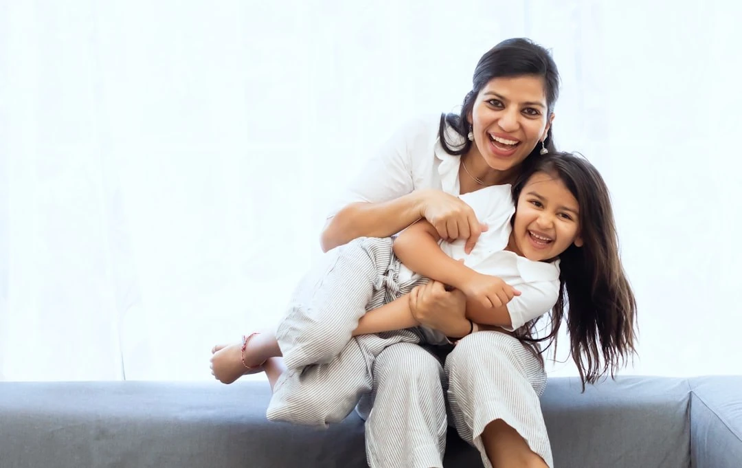 Madre e hija en casa, imagen ilustrativa